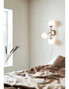 Applique murale Trinity, 3 globes verre blanc, laiton brossé, ampoules G9 20W. 2