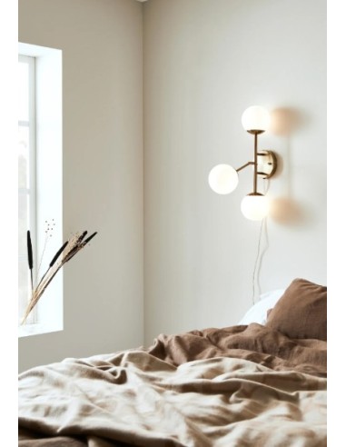 Applique Trinity Markslöjd, style contemporain, 3 lumières G9, verre blanc et laiton.