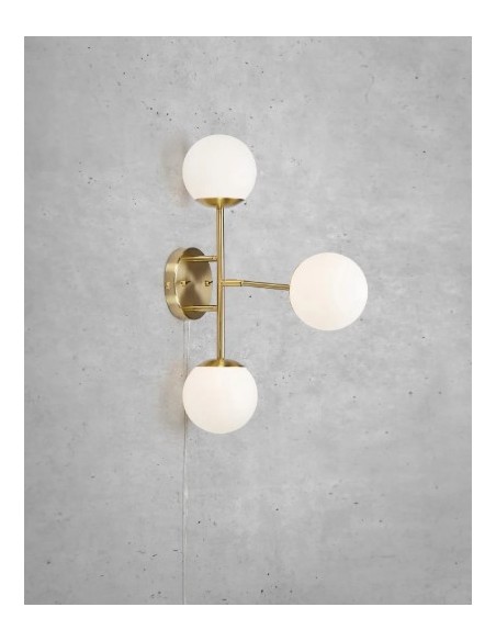 Applique murale design Trinity, laiton brossé, globes verre blanc, interrupteur base.