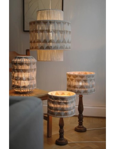 Luminaire Ano en jute et coton tissé main, câble textile blanc avec interrupteur pratique.