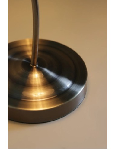 Lampe élégante Vela, abat-jour opale blanc, base laiton antique, idéale bureau ou entrée.