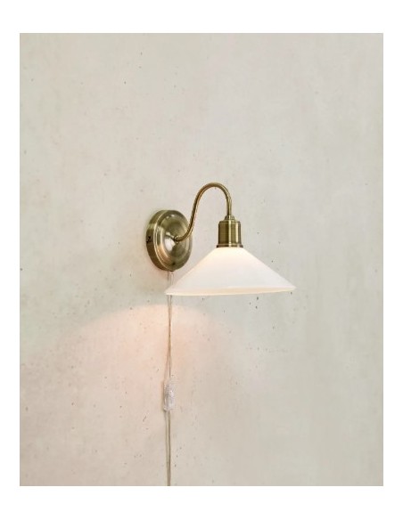 Applique élégante Vela, E27 40W, verre opale blanc, parfaite pour chambre, cuisine ou couloir.