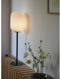 Lampe Cava avec pied en fer noir et abat-jour en verre blanc, lumière douce au style épuré. 2