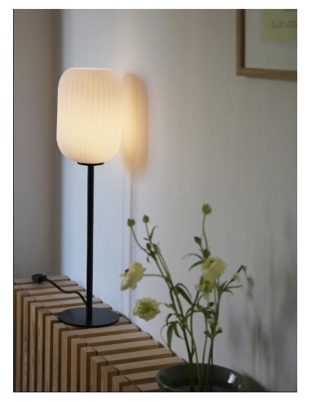 Câble textile noir de 2 m avec interrupteur, fonctionne avec ampoule E14, design sobre et moderne.