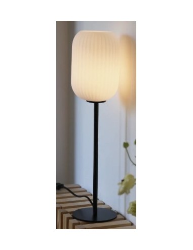 Hauteur 55 cm, parfaite sur bureau ou buffet, contraste noir et blanc pour un effet raffiné.