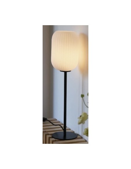 Hauteur 55 cm, parfaite sur bureau ou buffet, contraste noir et blanc pour un effet raffiné.