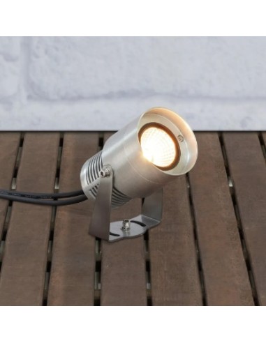 Design en aluminium discret et pro, parfait pour un éclairage extérieur élégant et ciblé.