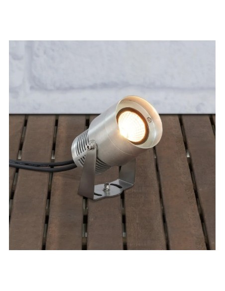 Design en aluminium discret et pro, parfait pour un éclairage extérieur élégant et ciblé.