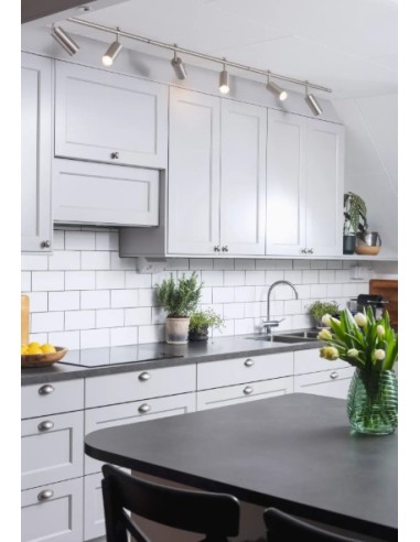 Design acier épuré, idéal pour cuisine, entrée ou bureau moderne avec lumière directionnelle.