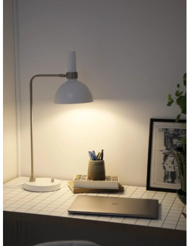 Idéale sur un bureau ou une table de chevet, avec câble blanc de 2 m et usage intérieur IP20.