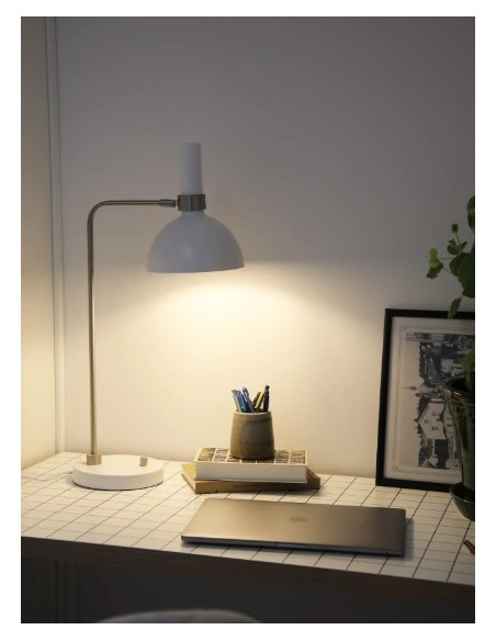Idéale sur un bureau ou une table de chevet, avec câble blanc de 2 m et usage intérieur IP20.