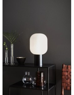 Lampe au style minimaliste en métal noir mat et verre opale blanc, parfaite pour une lumière douce. 2