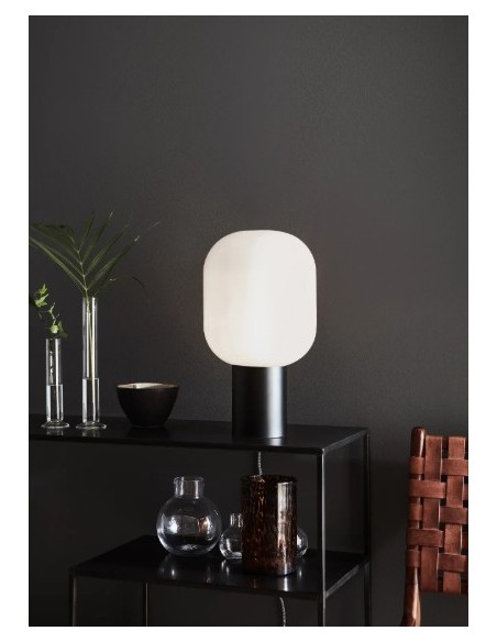 Équipée d’un câble textile de 2 m avec interrupteur, idéale en lampe d’appoint ou de chevet.