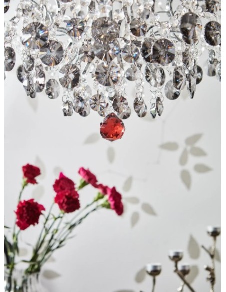 Fer chromé, câble transparent et lumière éclatante : un lustre qui allie style et prestige.