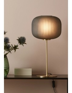 Lampe de table élégante avec abat-jour en verre fumé et socle en laiton brossé. 2