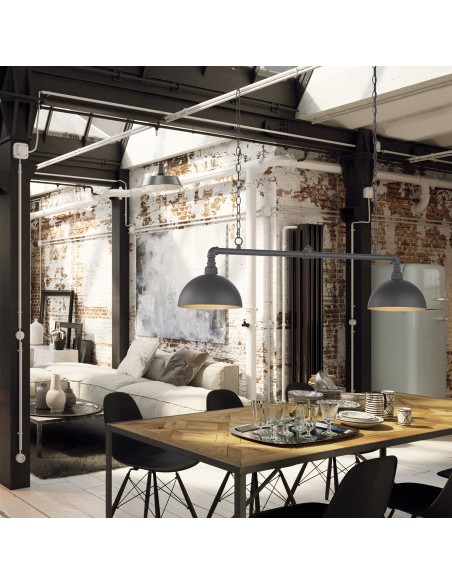 Suspension Leitung FH Lighting au-dessus d’une table avec design industriel