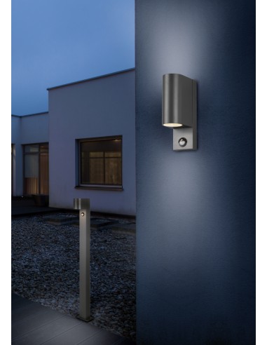 Applique murale Roya éclairant une entrée ou terrasse avec lumière décorative