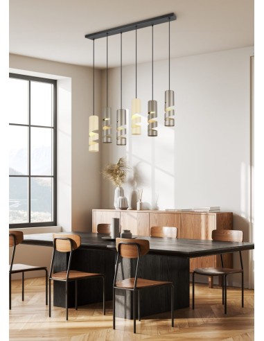 Suspension Stream installée au-dessus d’une table avec éclairage décoratif