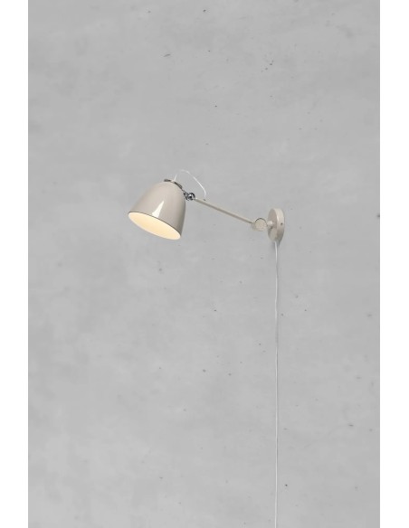 Luminaire mural design avec bras articulé et détails chromés