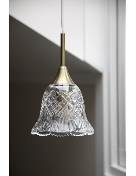 Détail lampe Luna Mässing Markslöjd verre texturé et finitions en laiton élégant style décoratif