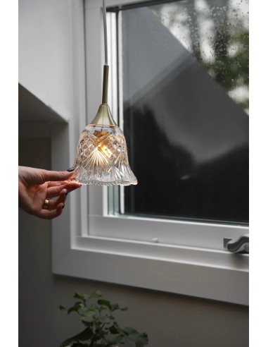 Lampe Luna Mässing ambiance intérieure chaleureuse près d’une fenêtre éclairage doux décoratif romantique