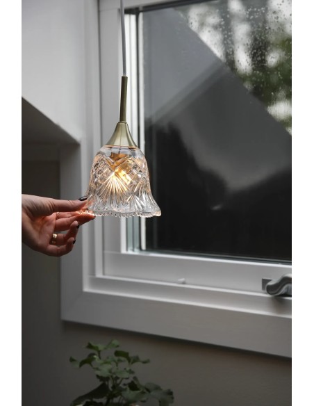 Lampe Luna Mässing ambiance intérieure chaleureuse près d’une fenêtre éclairage doux décoratif romantique
