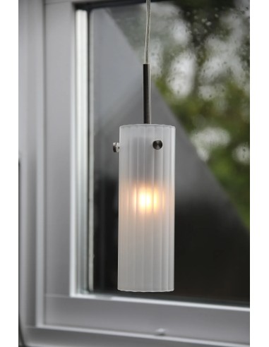 Détail lampe Tibia Markslojd verre dépoli côtelé diffusion lumière douce et homogène