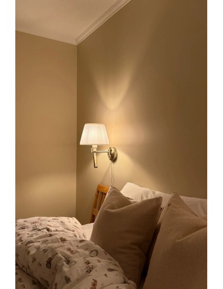 Détail lampe lecture LED intégrée 4W applique murale Markslojd bras articulé orientable