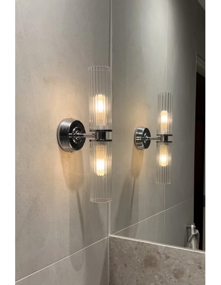 Détail applique Rimini verre transparent côtelé diffusion lumière élégante miroir salle de bain