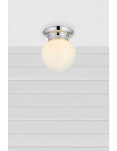 Détail plafonnier Ronda globe verre blanc diffusion lumière douce salle de bain élégante