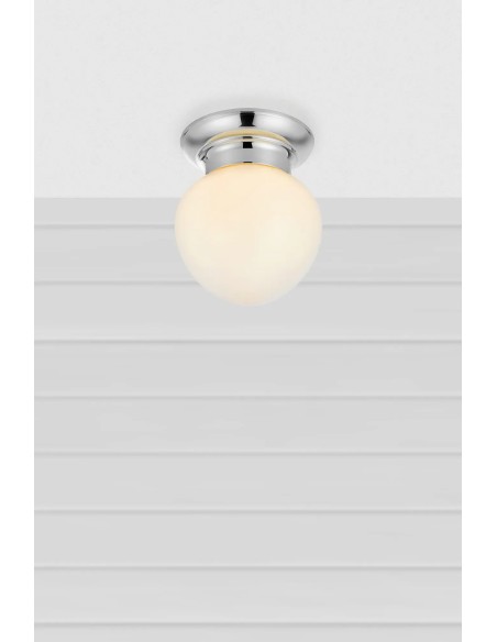 Détail plafonnier Ronda globe verre blanc diffusion lumière douce salle de bain élégante