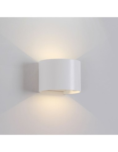 Applique murale extérieure LED Mantra Davos blanc 12W IP54 installée sur façade moderne