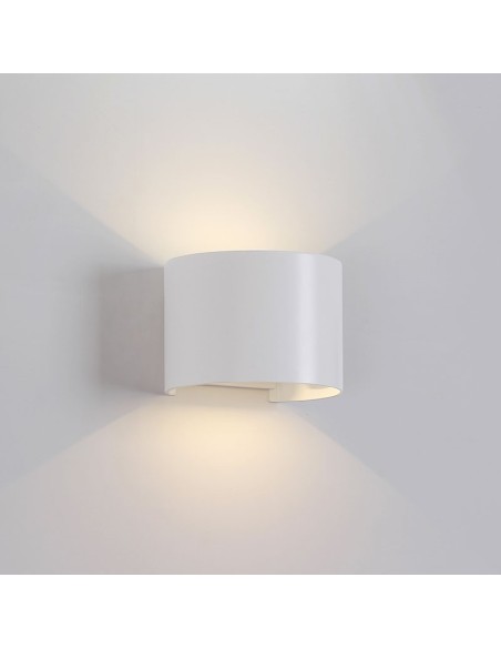 Applique murale extérieure LED Mantra Davos blanc 12W IP54 installée sur façade moderne