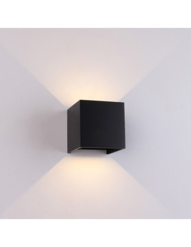 Applique murale extérieure LED Mantra Davos noir 12W IP54 installée sur façade moderne