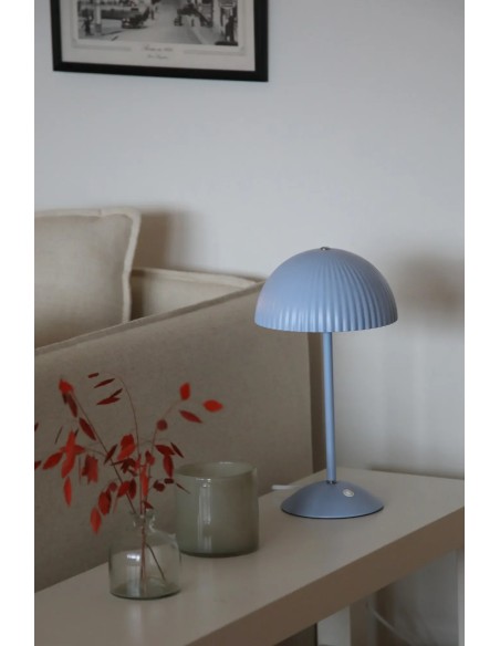 Détail lampe Zin bleue abat-jour plissé décoratif et base métal Markslojd
