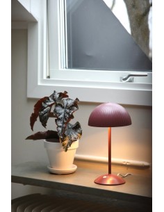 Lampe de table Zin Markslojd métal rouge abat-jour plissé design moderne 2
