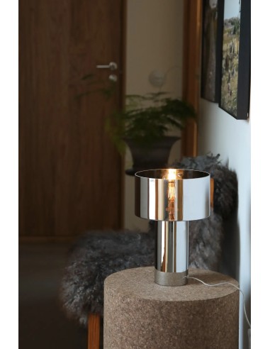 Détail lampe Corin chromée reflet verre et câble transparent Markslojd