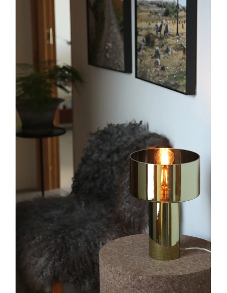 Détail lampe Corin Markslojd en verre doré avec lumière chaleureuse décorative