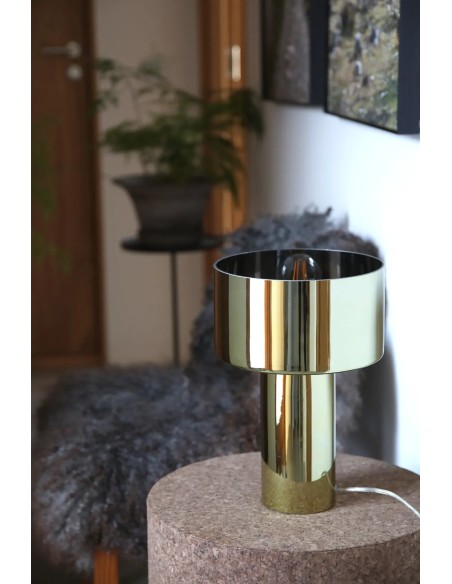 Lampe de table Corin doré Markslojd sur buffet intérieur moderne et élégant