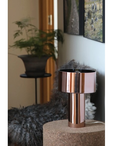 Lampe de table Corin rose gold Markslojd sur meuble intérieur chic et contemporain