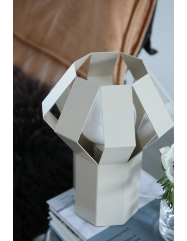 Détail lampe Octa Markslojd design Joakim Thedin en métal beige jeu d’ombre lumineux