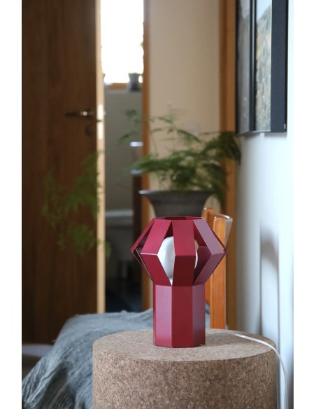 Détail lampe Octa rouge Markslojd effet ombre lumière design Joakim Thedin