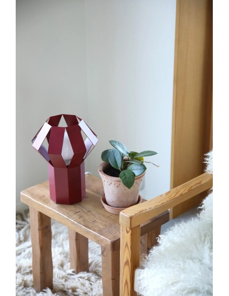 Lampe de table Octa rouge Markslojd sur console intérieur moderne coloré