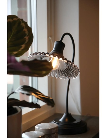Détail lampe Novia Markslojd verre fumé plissé pied col de cygne design