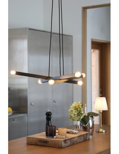 Détail plafonnier Stack Markslojd 6 lumières design graphique original métal noir