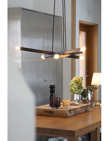 Plafonnier Stack Markslojd installé salon intérieur moderne grande pièce décorative