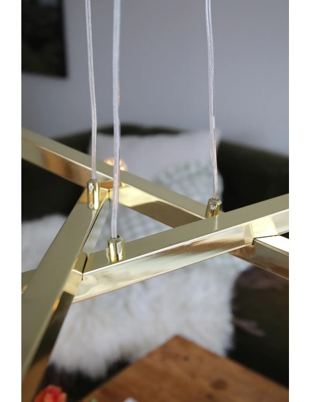 Plafonnier Stack Markslojd laiton installé dans un salon éclairage décoratif