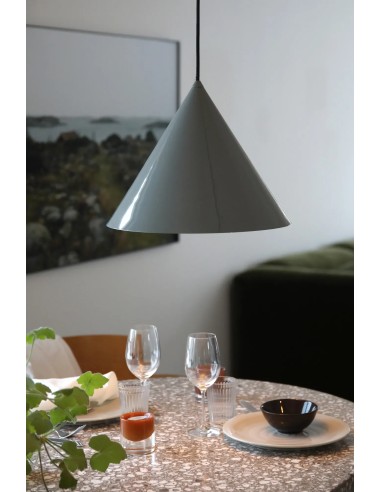 Détail plafonnier Tip gris abat-jour métal et rosace assortie