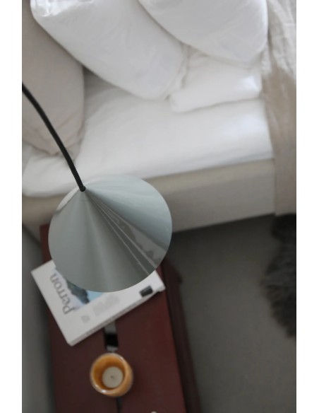 Plafonnier Markslojd Tip installé au-dessus d’un îlot de cuisine