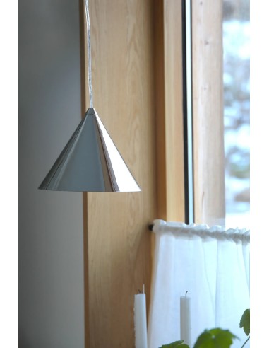 Plafonnier chromé Markslojd installé au-dessus d’un îlot de cuisine moderne